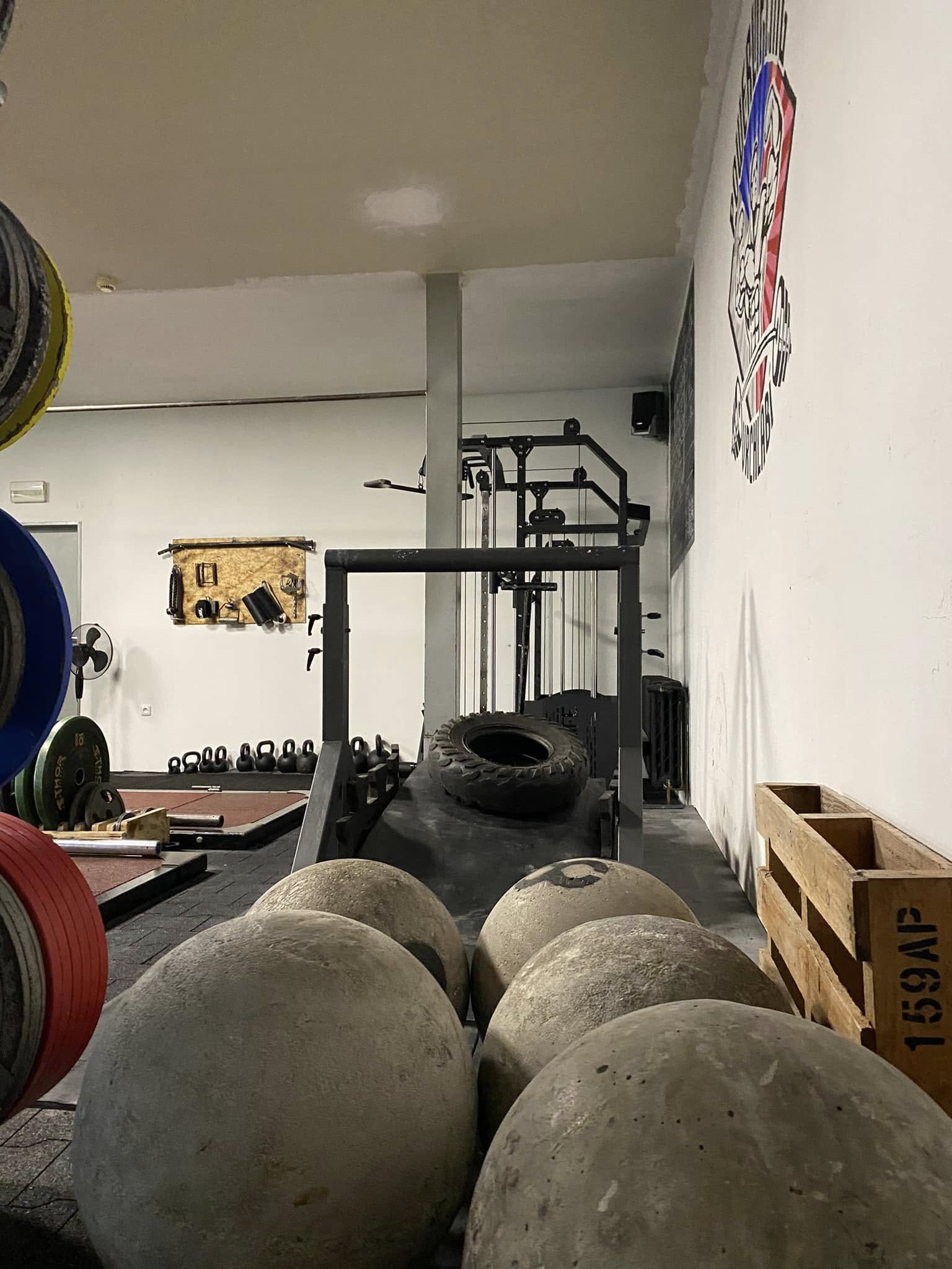 Strongman náčiní — atlas stones a pneumatika